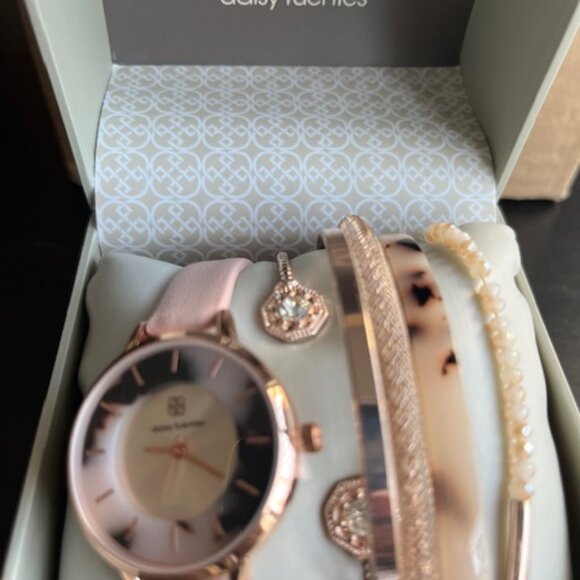 Daisy Fuentes watch and bracelet set. - Picture 1 of 4